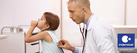 รูปแพทย์กำลังฟังการหายใจของเด็กผู้หญิงด้วยหูฟัง