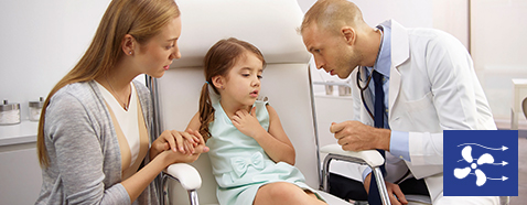 Hình ảnh một bác sĩ khám cho một cô gái ngồi cạnh mẹ.