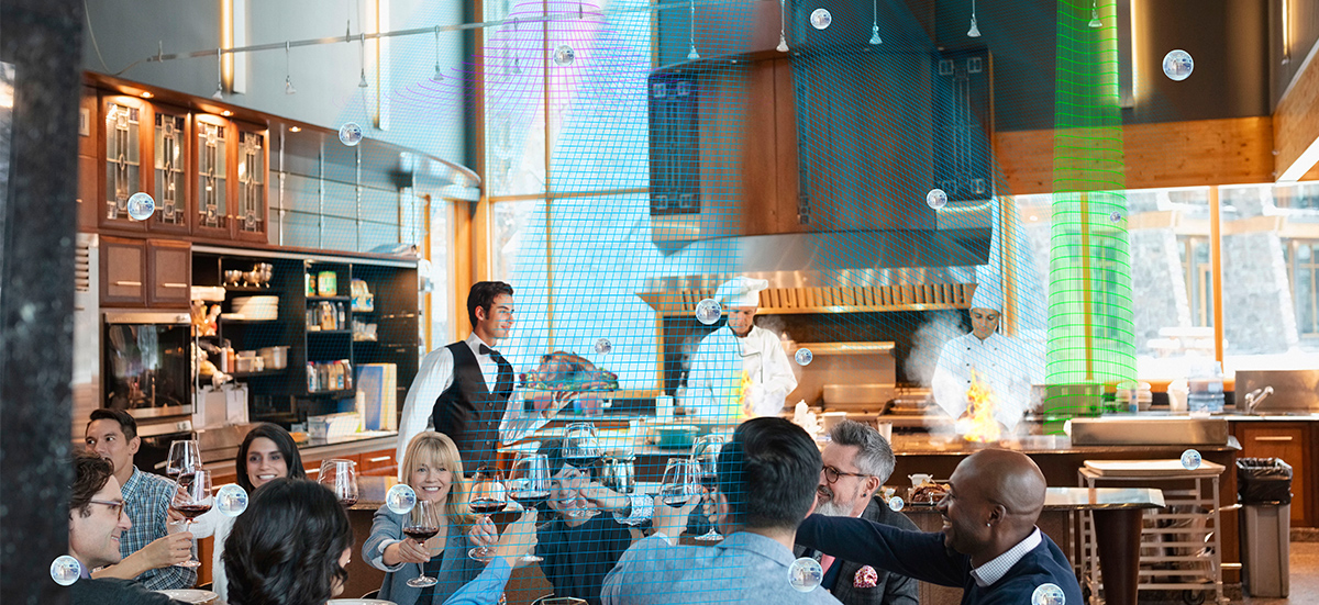Hình ảnh của khách dùng bữa thoải mái trong khi đang tận hưởng điều kiện không khí tuyệt vời tại nhà hàng.