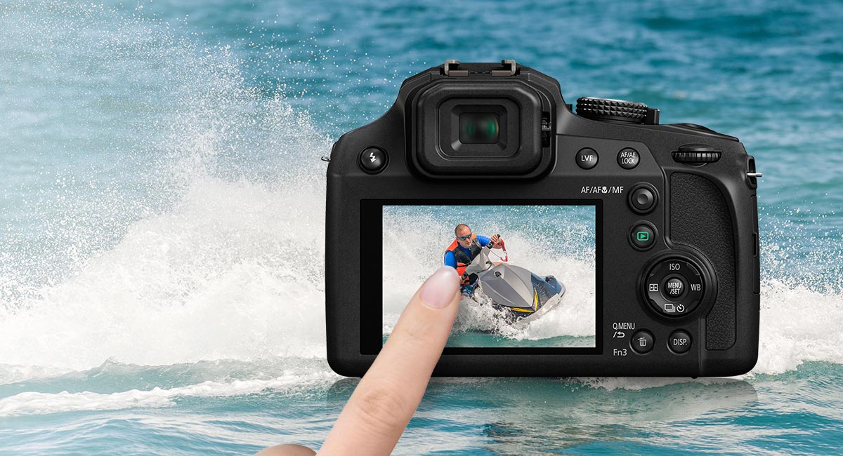 Intuitive Touch Control
with 1,040k-dot Monitor