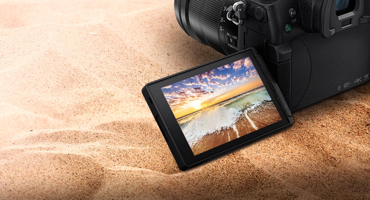 A Large High-Resolution
Rear Monitor