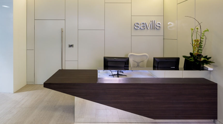 Gambar meja resepsionis di kantor Savills