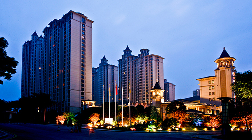 Gambar gedung kondominium mewah Star River Group yang terang pada malam hari