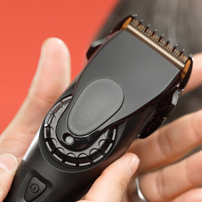 En resumen, los peluqueros y barberos que utilizan herramientas ergonómicas obtienen los siguientes beneficios físicos: [8]