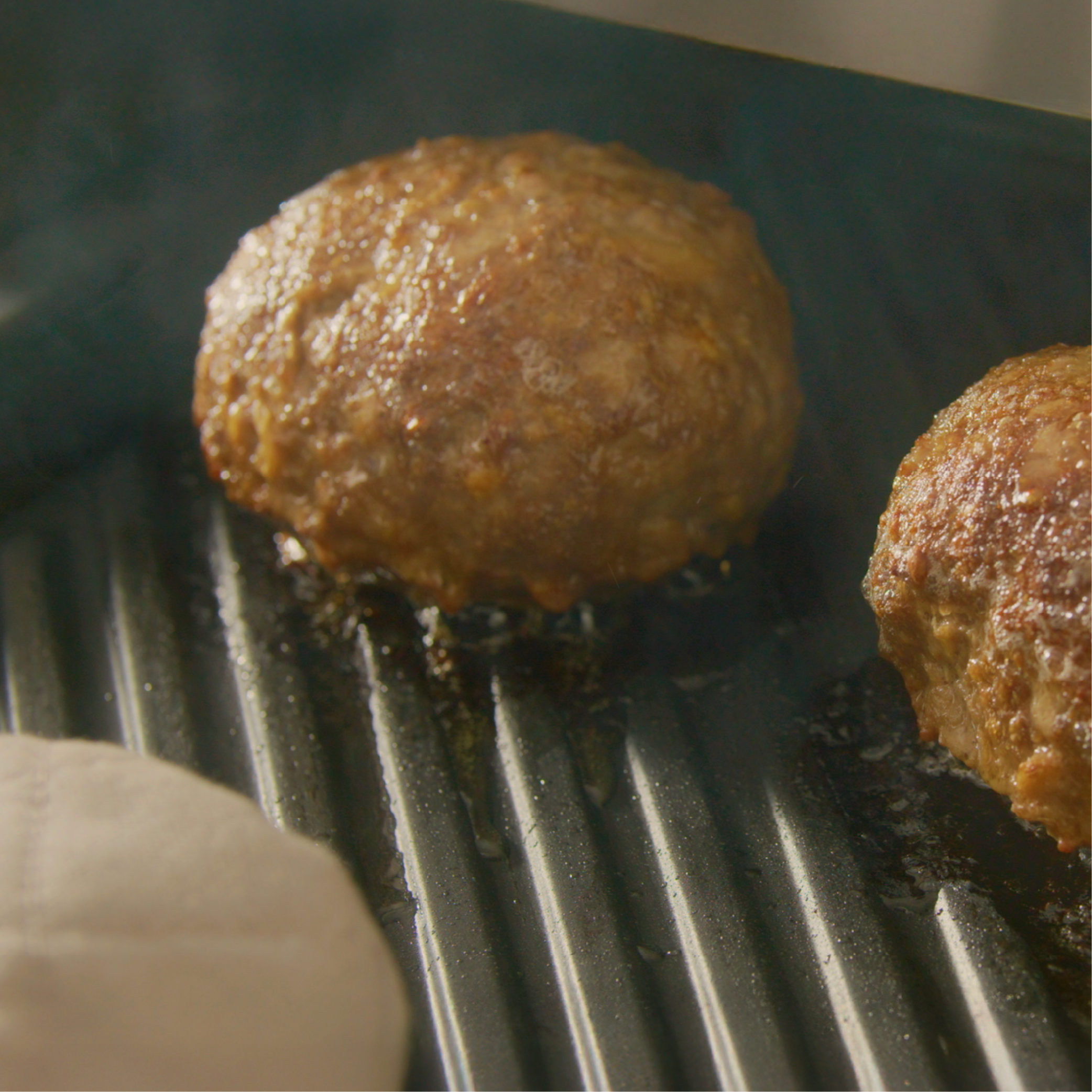 Less Oily with Unique Grill Tray Less Oily with Unique Grill Tray