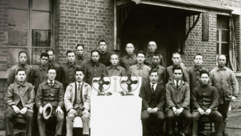 A group photo of the employees of Kawakita Denki Kigyousha when it was established in 1909.