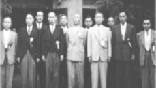 An image of group photo of the employees of Osaka Denki Seiki Kabushiki Kaisha when the company was established.