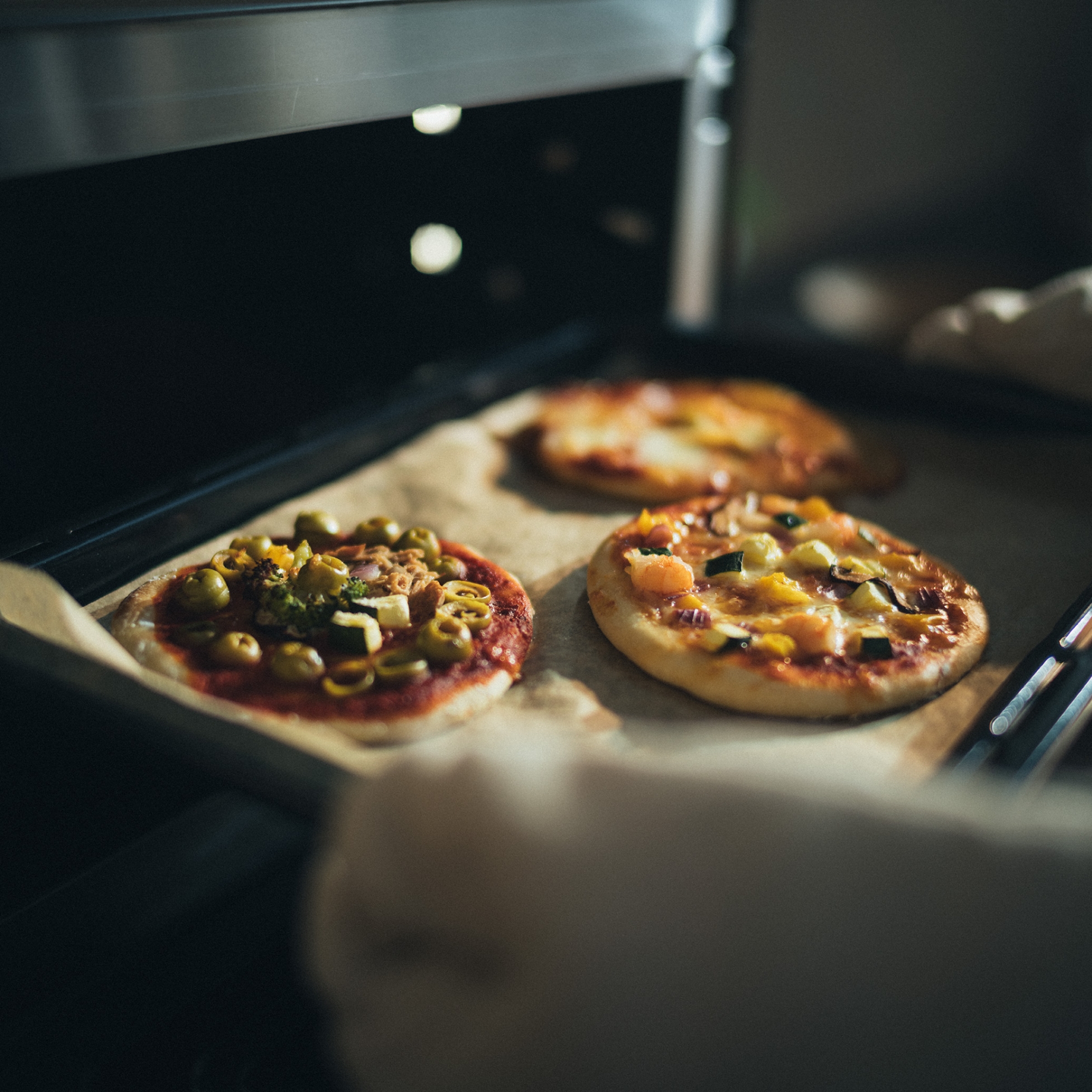Mini pizzas in microwave