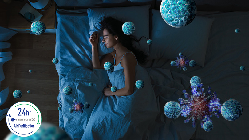 صورة لتقنية nanoe™ X تحافظ على نظافة الهواء في غرفة النوم على مدار الساعة طوال أيام الأسبوع أثناء نوم امرأة