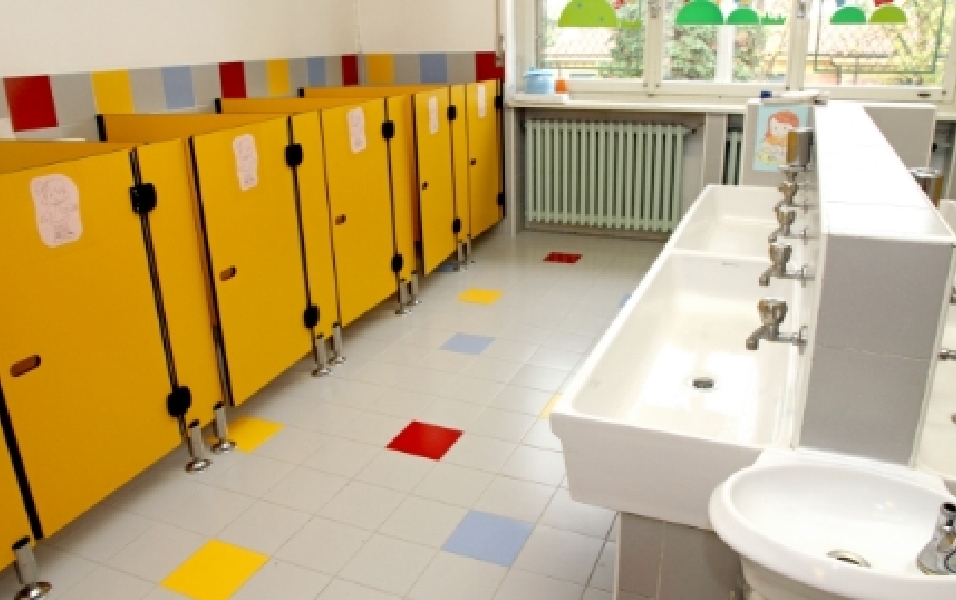 Una imagen de un baño en una escuela de preescolar.
