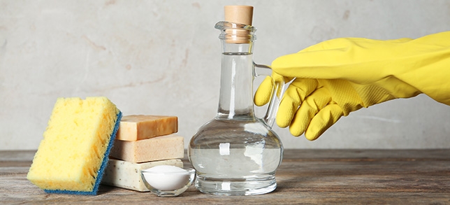 An image of vinegar and sodium borate for removing mould