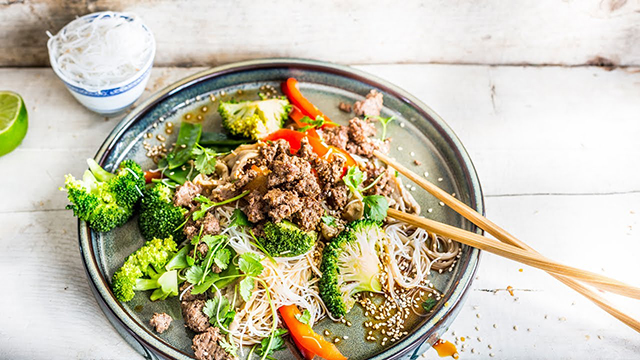 Ein echter Geschmacksknaller aus der Mikrowelle: Asiatischer Glasnudelsalat mit würzigem Rinderhack.