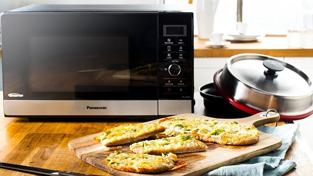 Gesundes aus der Mikrowelle: Vollkorn-Pizzabrote mit Käse und Ricotta.