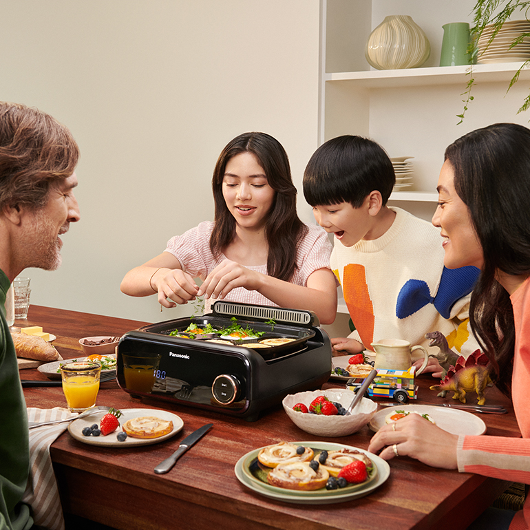 Un grupo de amigos alrededor de una mesa disfrutando de una comida juntos