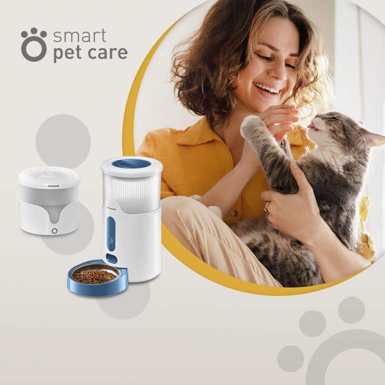 Una escena de una cocina que muestra un microondas negro, un plato de pasta con queso, un plato de sopa, pan y algunos ingredientes.