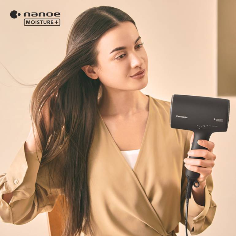 Een persoon die een haardroger gebruikt. Tekst: 'Het beste van onze technologieën in onze nieuwste NAQI-haardroger.'