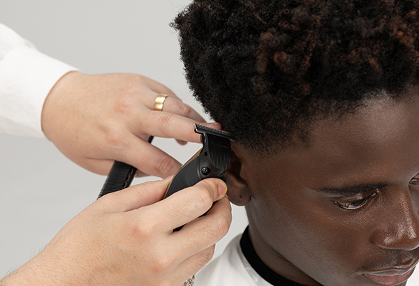 Recorte de precisión alrededor de las orejas con la recortadora en forma de T ER-XT70