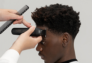 Perfilado de la línea del cabello en la frente con la recortadora en forma de T ER-XT70