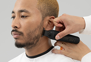 Perfilado de la línea de la barba con la recortadora en forma de T ER-XT70