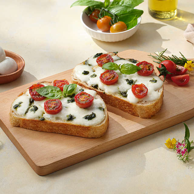 BÁNH MÌ NƯỚNG SỐT PESTO VÀ PHÔ MAI BOCCONCINI See more