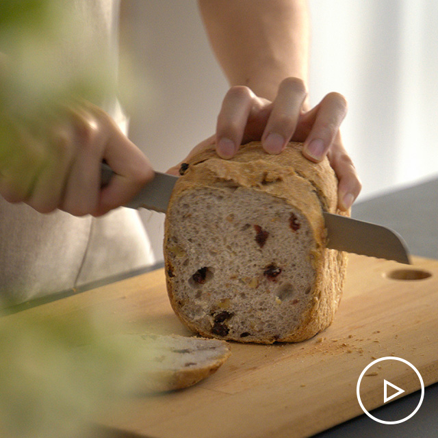 Bánh mì hạt óc chó và trái cây khô See more