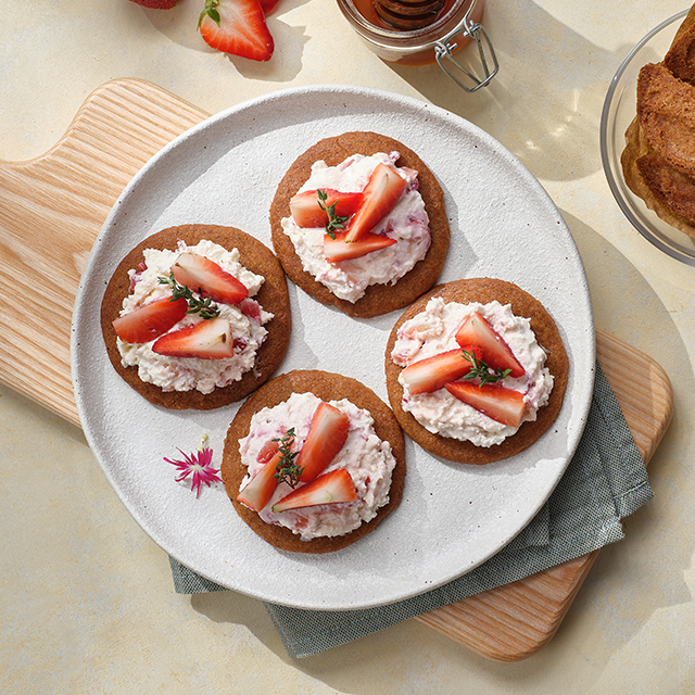 TARTLET DÂU TÂY VÀ PHÔ MAI RICOTTA See more