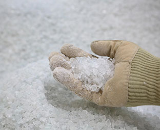 Los materiales reciclables de gran pureza son extraídos por empleados que usan guantes.