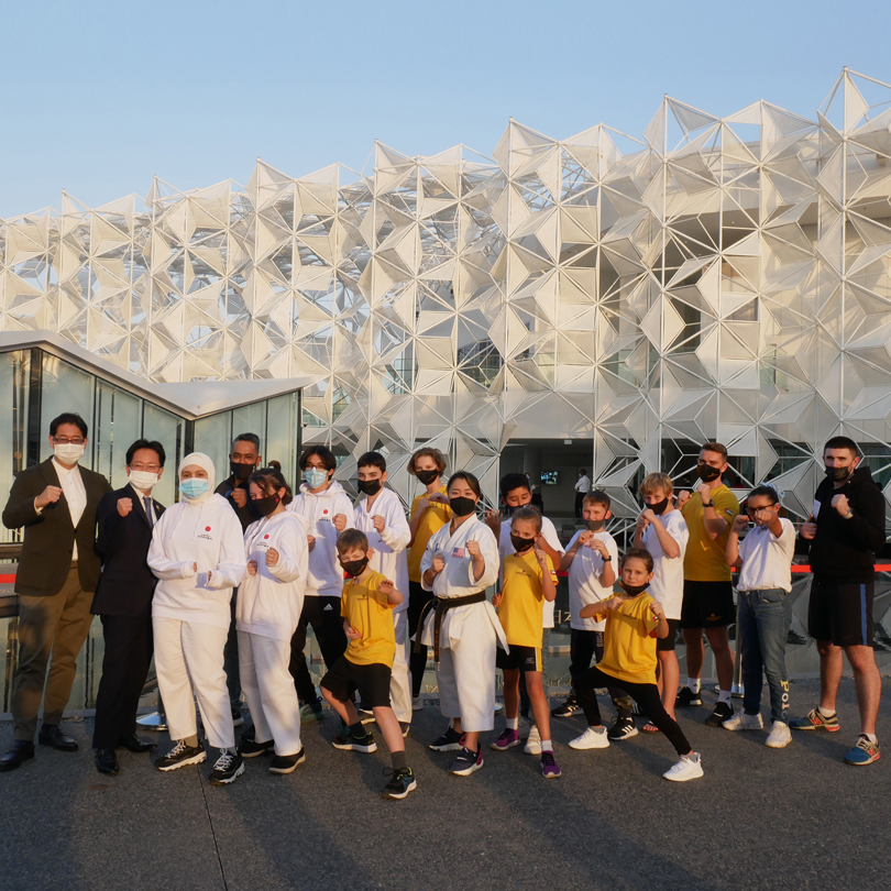 لاعبة فريق باناسونيك الأولمبي وبطلة الكاراتيه ساكورا كوكوماي تلتقي طلاب  الكاراتيه في جناح اليابان في إكسبو 2020 دبي في الإمارات