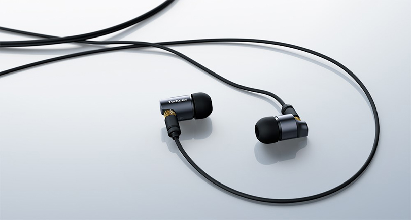 Новоразработен динамичен говорител в комбинация с оригинален акустичен дизайн осигурява възпроизвеждане на супер ниски честоти при ултра ниски изкривявания Невероятната детайлност на звука и великолепната пространствена изразителност създават вълнуващо музикално преживяване със слушалките за поставяне в ушите EAH-TZ700