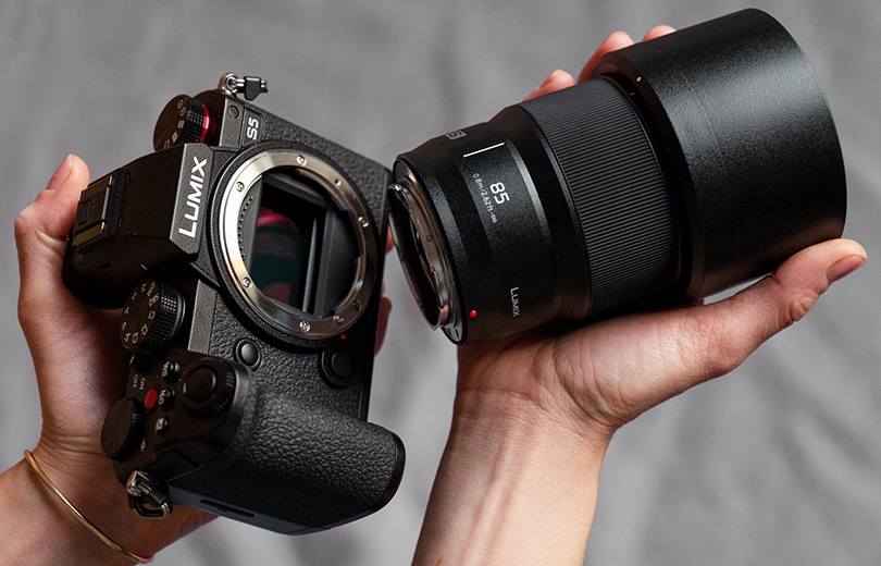 Kompaktowy oraz lekki obiektyw stałoogniskowy 85 mm o przysłonie F1.8 dla aparatów serii S – model S-S85