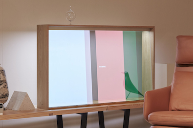 Panasonic präsentiert Prototypen für transparenten OLED Vitrinen-Bildschirm auf dem Salone Milano 