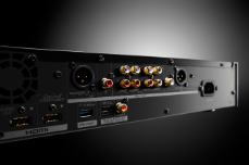 024-FY2018-Panasonic-Player-DP-UB9004-Lifestyle-Rueckansicht