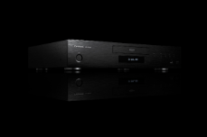 024-FY2018-Panasonic-Player-UB9004-K-Lifestyle-Rechts2