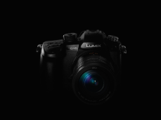 072_FY2016_Panasonic_LUMIX_GH5_vorne_schwarz
