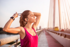 095_FY2016_Panasonic_Kopfhoerer_Line-Up_RP-BTS10E-K_Lifestyle