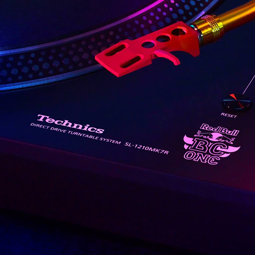 Nueva Edición Limitada del tocadiscos Technics SL-1210MK7R junto a Red Bull BC One
