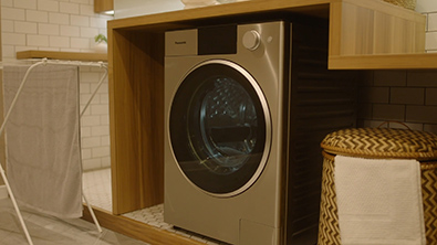 Foto: Waschmaschine und Trockner der Serie ALPHA mit einem Gerät mit nanoe(TM) X Technologie, das in einem Haus installiert ist.