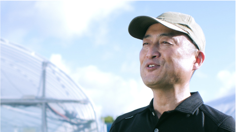 Fotografía: Personal de Panasonic hablando cerca de un Invernadero inteligente