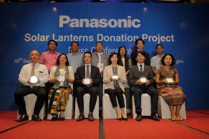 Panasonic သည် မြန်မာနိုင်ငံရှိ လူသားချင်းစာထောက်ထားမှုနှင့် အစိုးရမဟုတ်သော အဖွဲ့အစည်းများထံ ဆိုလာမီးအိမ်ပေါင်း 3,060 ခုကို လှူဒါန်းခဲ့ပြီးဖြစ်ကာ 5 နှစ်တာကာလအတွင်း အရေအတွက်အားဖြင့် 14,924 ခု ရှိပြီဖြစ်သည်