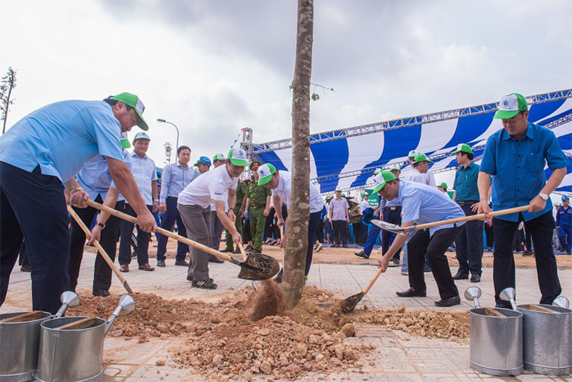 Các đại biểu từ Bộ Tài Nguyên & Môi trường, UBND tỉnh Thái Nguyên và Panasonic Việt Nam trồng cây lưu niệm trong chương trình hưởng ứng Tháng hàng động vì môi trường và phòng chống rác thải nhựa