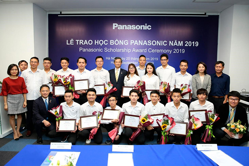Panasonic presenting nearly 52 billion VND to Vietnamese students after 15 years