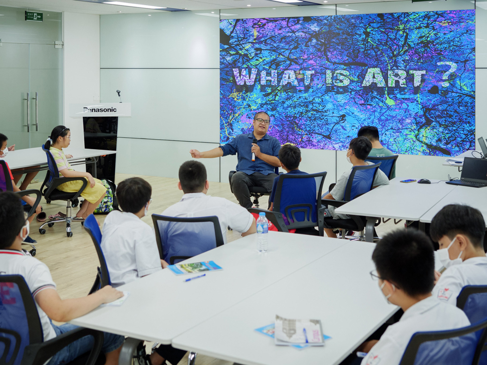 KWN lecturer Dang Ngoc Dung sharing about art for students