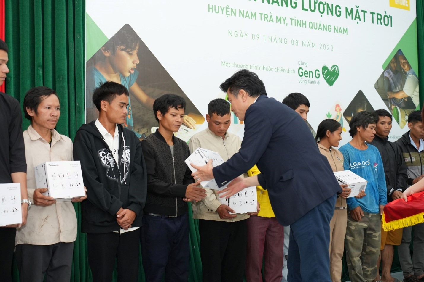 Panasonic, joined by young people, determined in bringing “light” to over 300 disadvantaged households in Nam Tra My district, Quang Nam province 