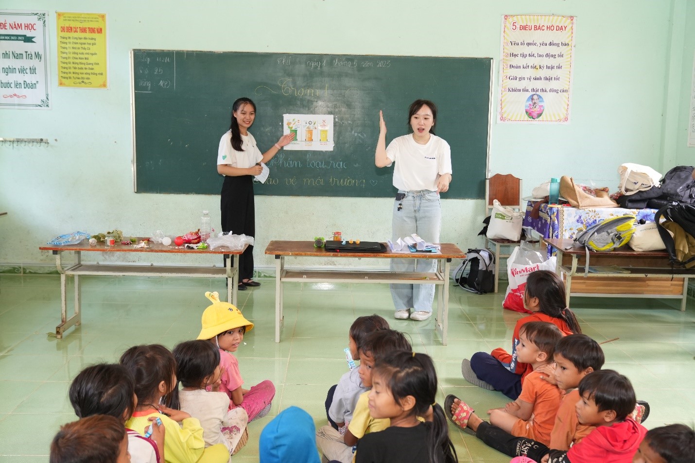 Panasonic, joined by young people, determined in bringing “light” to over 300 disadvantaged households in Nam Tra My district, Quang Nam province 