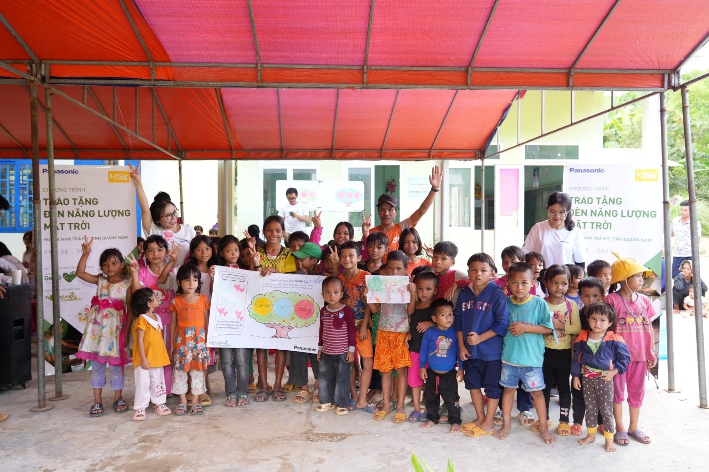 Panasonic, cùng các bạn trẻ tiêu biểu, chung tay mang “ánh sáng” đến hơn 300 hộ gia đình khó khăn tại huyện Nam Trà My tỉnh Quảng Nam