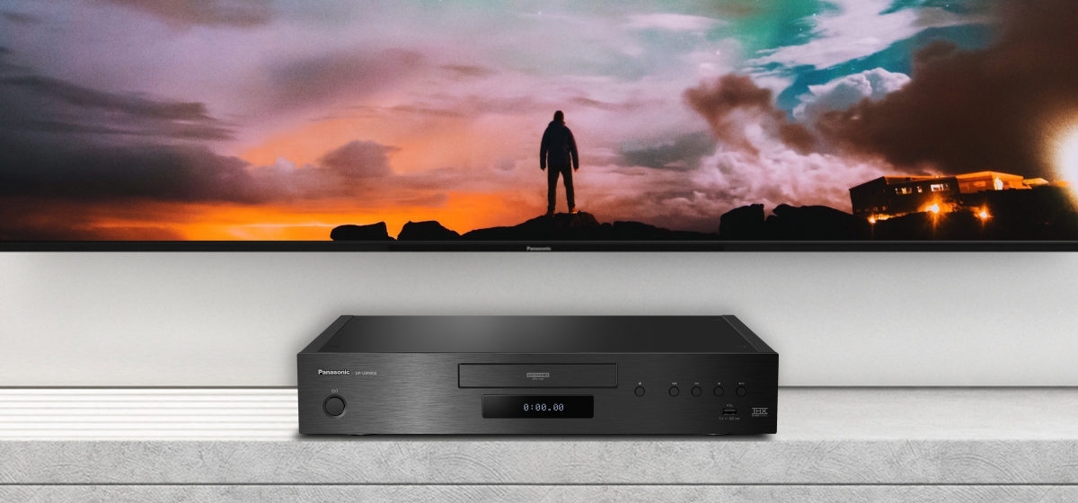 UB9004 auf einem Sideboard unter einem TV