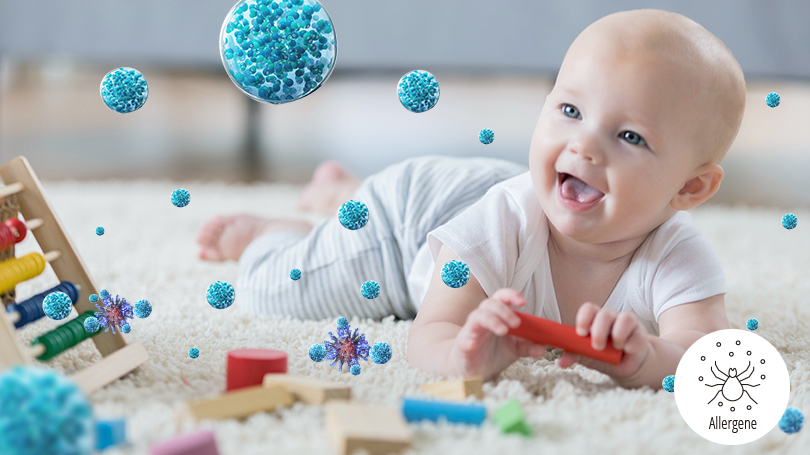 Eine Abbildung, die ein Baby beim Spielen auf einem Teppich zeigt, während der Betrieb eines nanoe™ X-Geräts das Risiko einer allergischen Reaktion reduziert.
