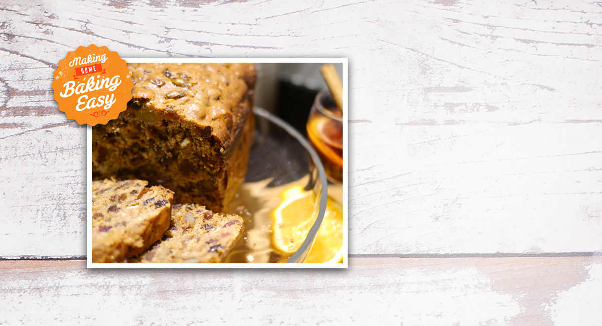 Pastel de frutas al vino caliente
