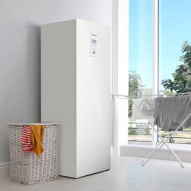 Una escena interior con un electrodoméstico blanco y un cesto de la ropa sucia.