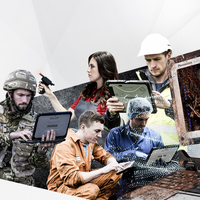 Un grupo de personas, incluyendo a una persona con uniforme militar, una mujer que sostiene a un niño y otra persona que sostiene un cartel.